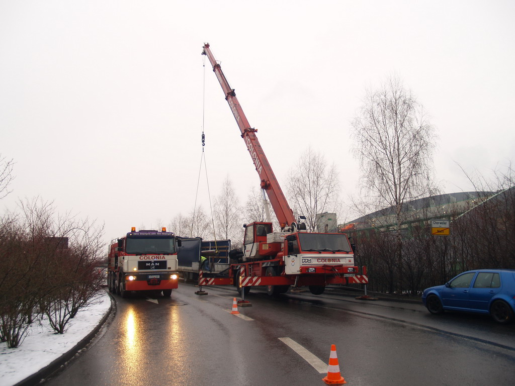 LKW Anhaenger umgekippt Koeln Niehl Geestemuenderstr Industriestr P47.JPG